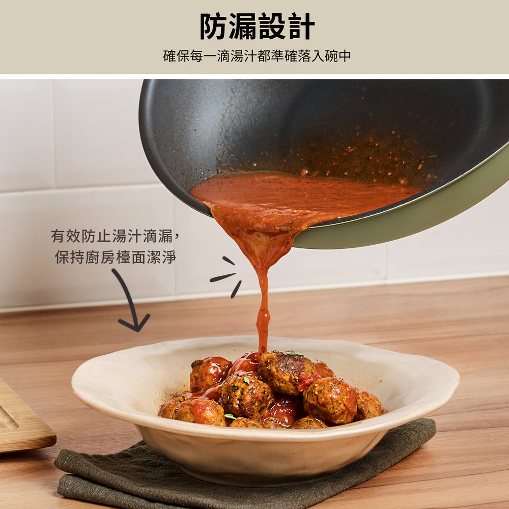 
                  
                    Easy-clean frying pan
                  
                