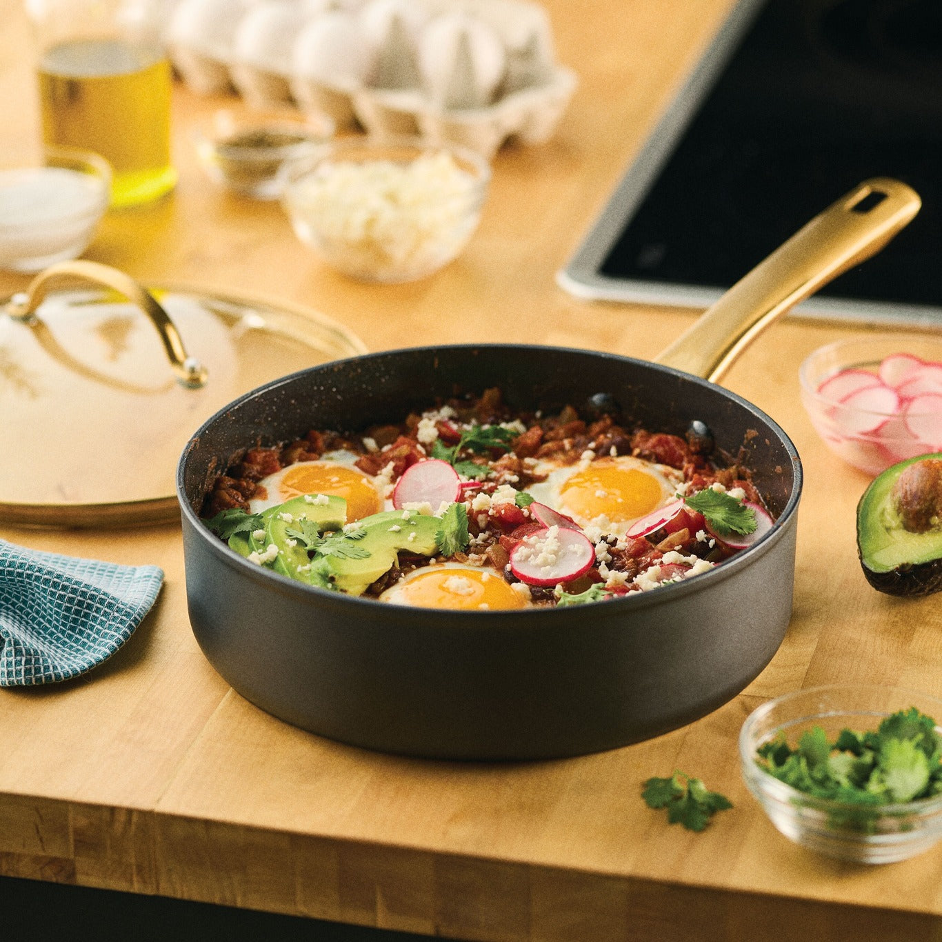 
                  
                    ⦁	優質陶瓷易潔塗層，耐用性提升13倍
⦁	鍛造鋁製鍋身相比傳統鋁製設計導熱更快、受熱更均勻
⦁	全覆蓋不銹鋼鍋底適用於所有爐具（含電磁爐），經久耐用且防變形

                  
                