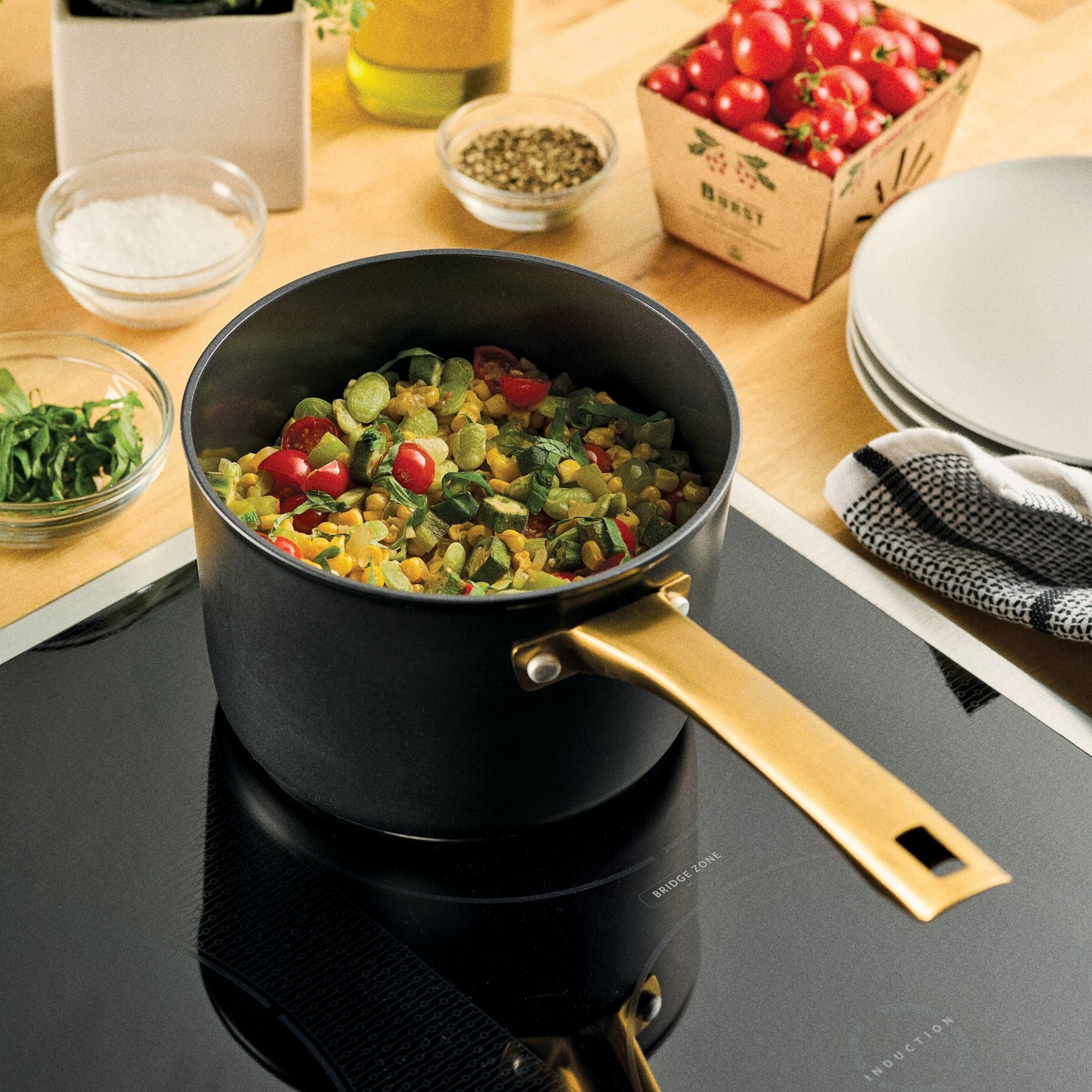 
                  
                    ⦁	優質陶瓷易潔塗層，耐用性提升13倍
⦁	鍛造鋁製鍋身相比傳統鋁製設計導熱更快、受熱更均勻
⦁	全覆蓋不銹鋼鍋底適用於所有爐具（含電磁爐），經久耐用且防變形

                  
                