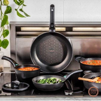 不銹鋼鍋底適合所有爐具，包括電磁爐