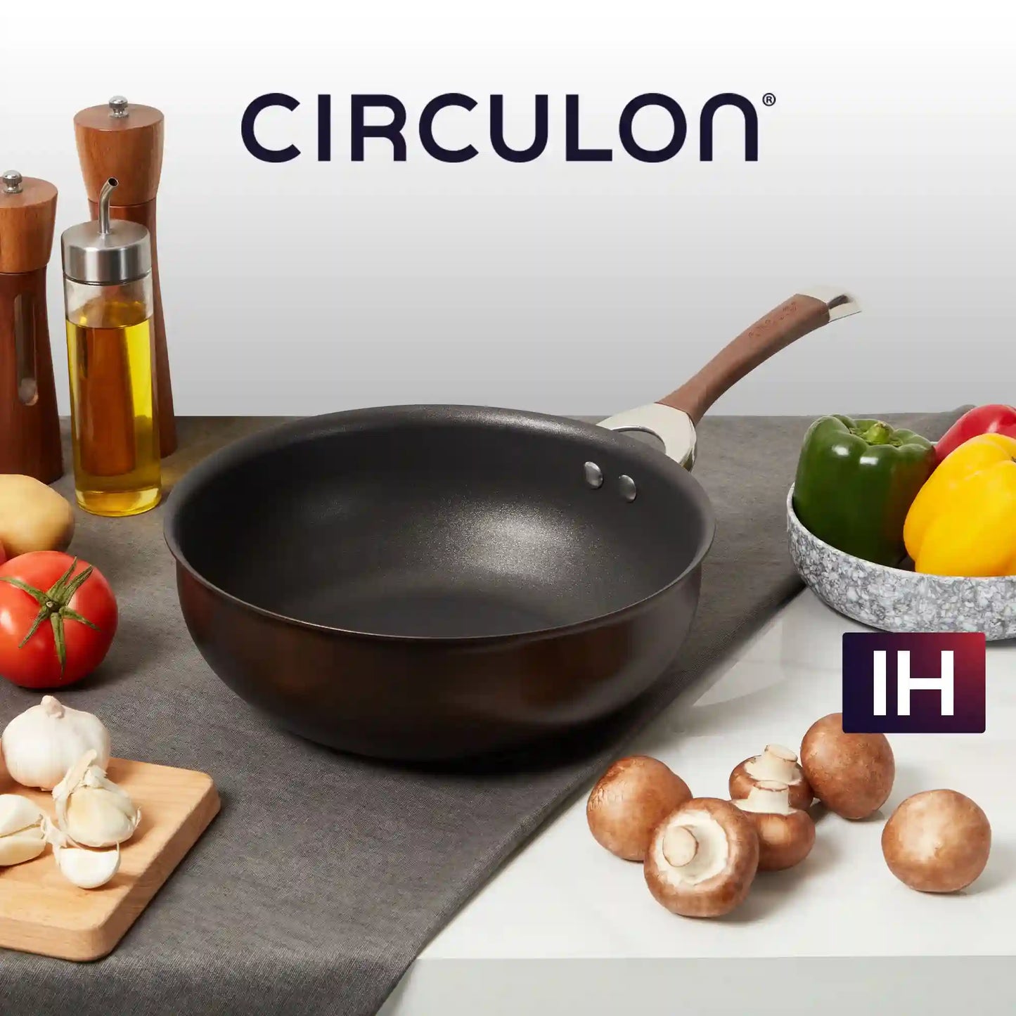 Circulon 易潔煎鍋配木柄，適用IH爐，廚房新鮮蔬果環繞，烹飪首選